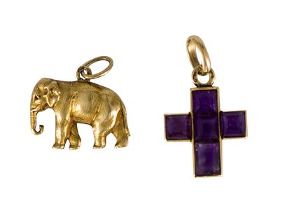 null Lot of two 18K (750) gold pendants, one representing an elephant, the other...