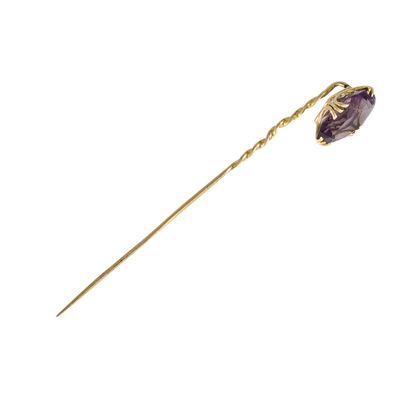 null 18K (750) gold lapel pin set with an oval faceted amethyst. Height: 1.5 cm approximately....