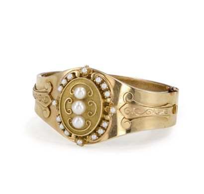 null Opening bracelet in 18K (750) gold, decorated with cultured pearls. French work...