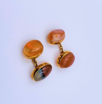 null 
Paire de boutons de manchettes en or 18K (750), chacun orné d'agates cabochons....