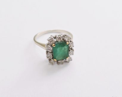 null 18K (750) white gold ring set with an octagonal emerald surrounded by round...