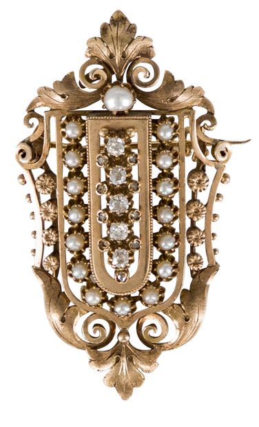 null Broche écusson en or 18K (750) repercé, ornée de demi-perles sans doute fines...