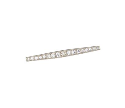 null Broche-barrette fusiforme en platine, sertie d'une ligne de 17 diamants de taille...