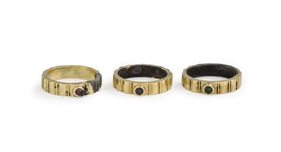 null HERMES (attributed to)

Suite of 3 rings in 18K (750) gold, each set with a...