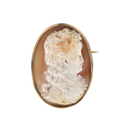 null Large 18K (750) gold brooch set with an oval cameo representing the profile...