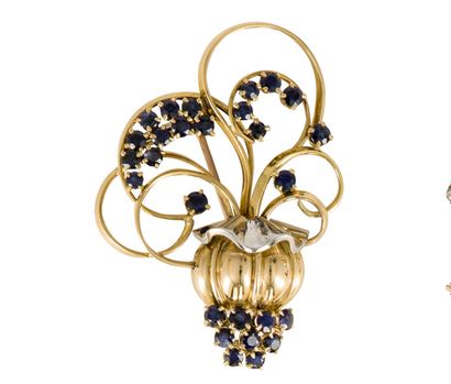 null 
18K (750) gold and platinium brooch representing a stylized flower bud set...