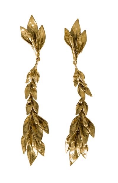 null Yves SAINT LAURENT. Pair of ear clips in gilded metal with leaf decoration.