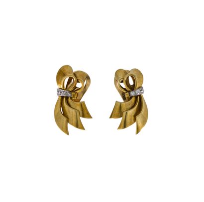 null Pair of 18K (750) gold ear clips drawing two ribbons joined by a horizontal...