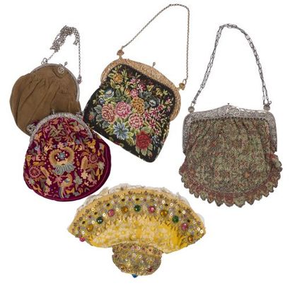 null Lot including four bags: skin, small point, embroidery and steel beads (accidents),...