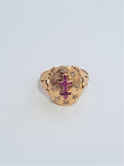 null Bague en or 18K (750) ornée d'une croix de Lorraine en rubis synthétiques calibrés,...
