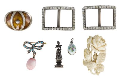 Lot de bijoux et accessoires comprenant :...