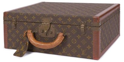 null Louis VUITTON. Valise Super Président en toile Monogram et cuir naturel, intérieur...