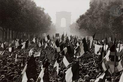 null 
Goksin Sipahioglu (1926-2011) 

Manifestants remontant les Champs-Élysées pour...