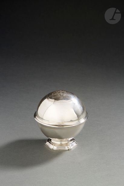 null PARIS 1784 - 1785
Silver soap ball on a pedestal with gradated contours, the...