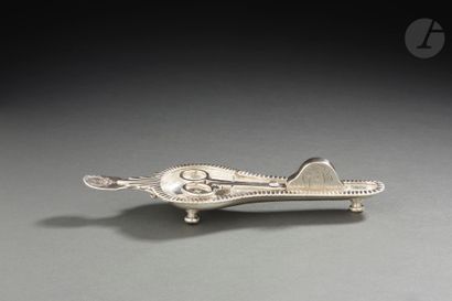 null TOULOUSE 1697
Pair of silver flyswatters and its tray, model called "kidney"...