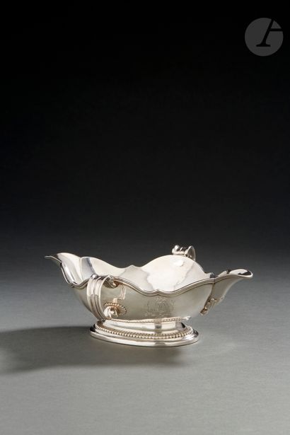 null PARIS 1719 - 1720
Saucière en argent de forme ovale à deux becs verseurs décorés...