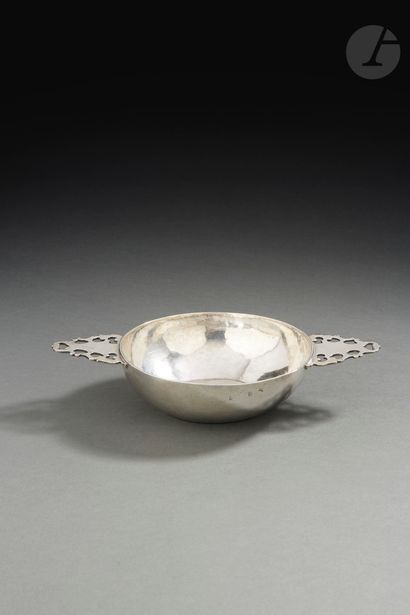 null PARIS 1692 - 1693
Small silver bowl or bleeding bowl, with poly-lobed handles...