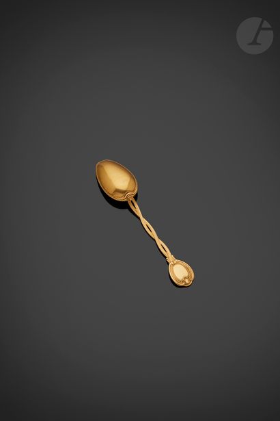 PARIS 1758 - 1759 Small gold spoon, the spoonhead...