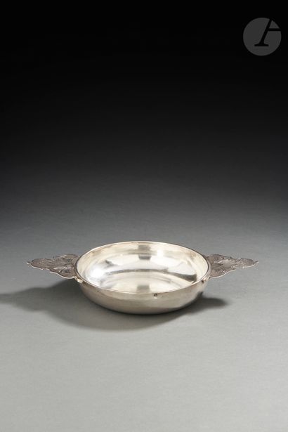 TROYES 1749 - 1750
Ecuelle in plain silver....