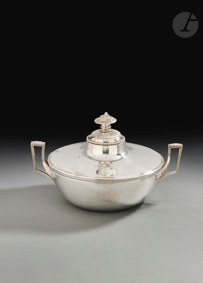 null PARIS 1809 - 1819
Silver vegetable dish of round shape with mobile lid. It is...