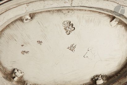  PARIS 1719 - 1720 Saucière en argent de forme ovale à deux becs verseurs décorés...
