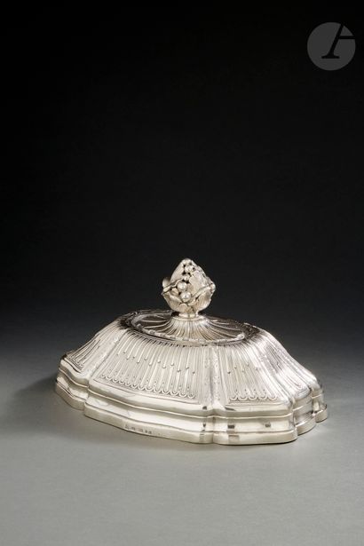 null SAINT-PETERSBOURG 1768
Cloche couvre-plat en argent, modèle de forme ovale à...