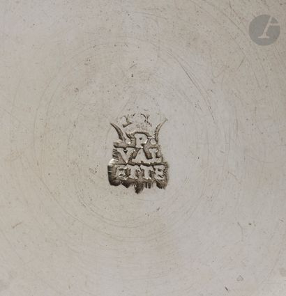 null PERPIGNAN OU BEZIERS CIRCA 1690 - 1710
Petit saupoudroir poivrier en argent,...