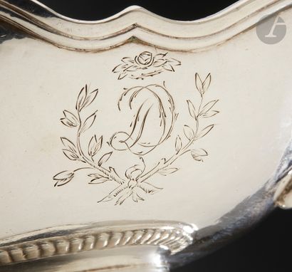 null PARIS 1719 - 1720
Silver sauceboat of oval form with two spouts decorated with...