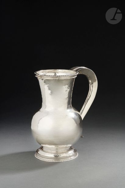  REIMS 1671 - 1672 - Rare pot à eau ou aiguière en argent. Elle pose sur un piédouche...