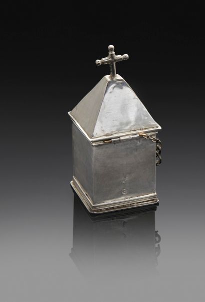null ROUEN AUTOUR DE 1700
Petite boîte à saint chrême en argent uni de forme carrée...
