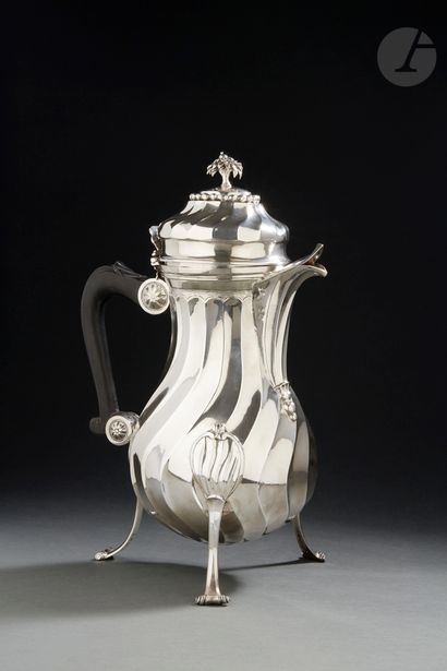 null VALENCIENNES 1781 - 1789
Silver tripod coffee pot. Model with twisted ribs,...
