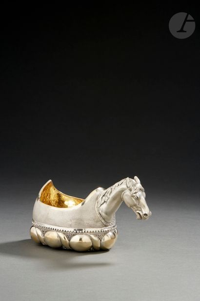 null MOSCOW 1888
Kovsh in silver and vermeil.
The body recalls the shape of an equine...