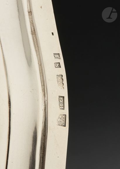  SAINT-PETERSBOURG 1768 Cloche couvre-plat en argent, modèle de forme ovale à contours....