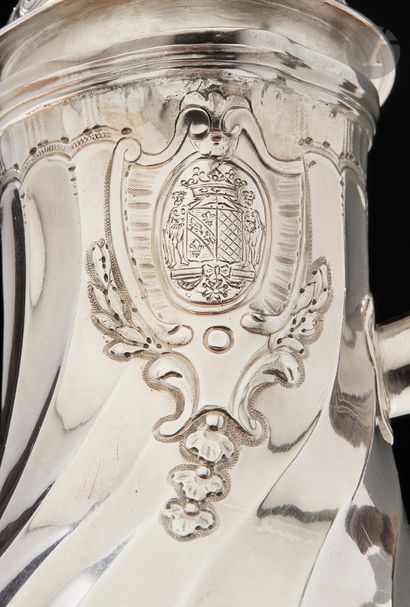 null PARIS 1773 - 1774
Silver tripod coffeepot with twisted ribs delimited by waves...