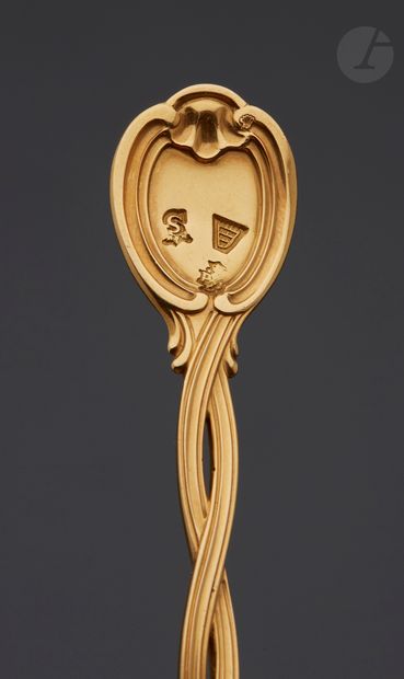 null PARIS 1758 - 1759
Small gold spoon, the spoonhead bordered with nets is prolonged...