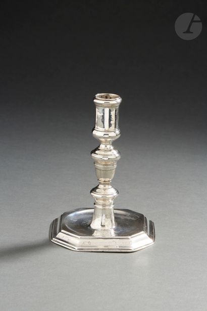 null TOULOUSE 1693 - 1694
Small candlestick in plain silver. The square base with...