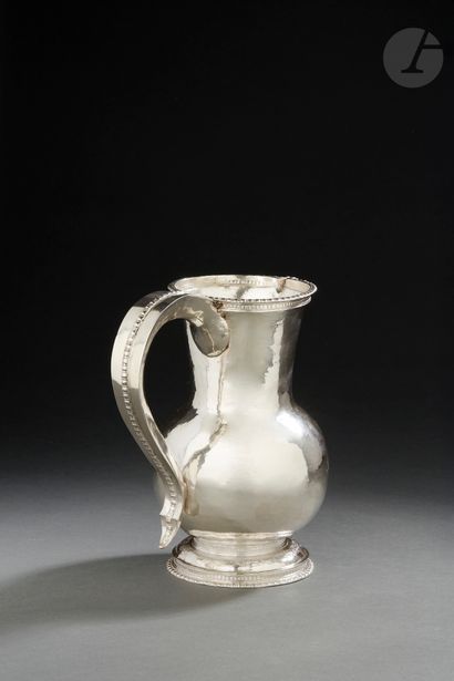 null REIMS 1671 - 1672 - 
Rare pot à eau ou aiguière en argent. Elle pose sur un...