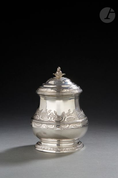 null AVIGNON CIRCA 1750 - 1760
Silver covered sugar bowl of baluster shape standing...