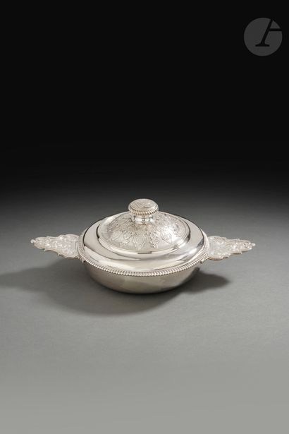 null TOULOUSE 1733
Bowl and its lid in silver. The body is plain, the ears with contours...