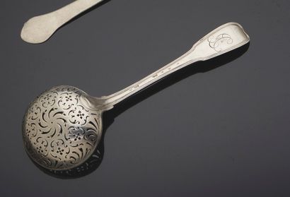 null STRASBOURG 1782
Cuiller à saupoudrer en argent, modèle à filet dont la spatule...