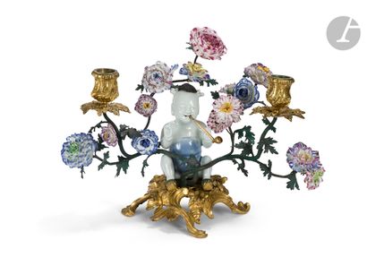 null Candélabre en porcelaine Chine du XVIIIe siècle, bronze doré, fer peint et fleurs...
