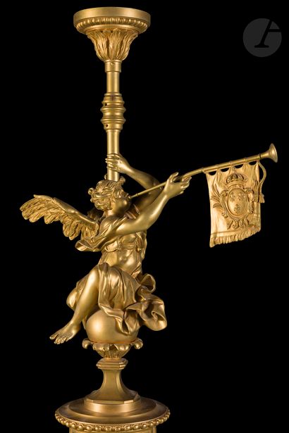null Important lustre en bronze doré à huit lumières et décor de Victoires tenant...