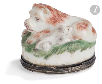 null Mennecy
Small covered snuffbox in soft porcelain in the shape of a lioness lying...