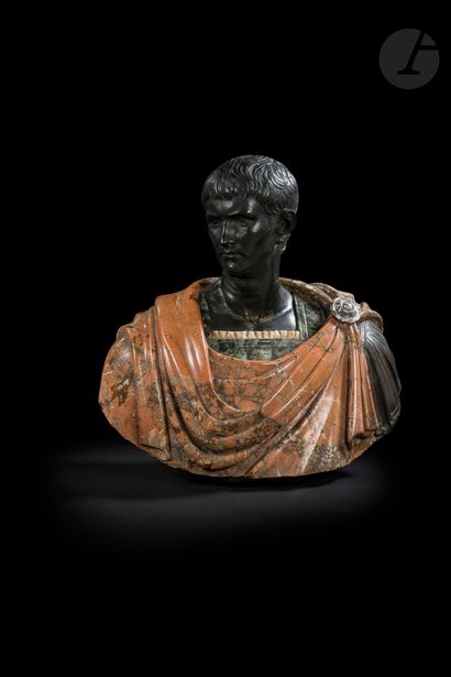 null Buste en marbre rouge et marbre vert antique figurant l’empereur Jules César,...