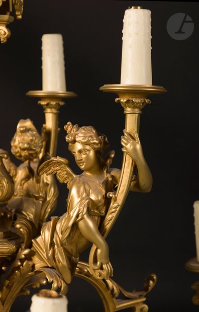 null Important lustre en bronze doré à huit lumières et décor de Victoires tenant...