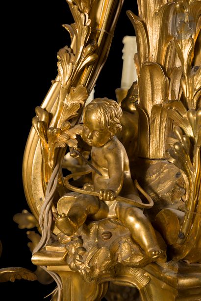 null Lustre monumental en bronze doré à cinquante-quatre lumières, à décor de feuillages...