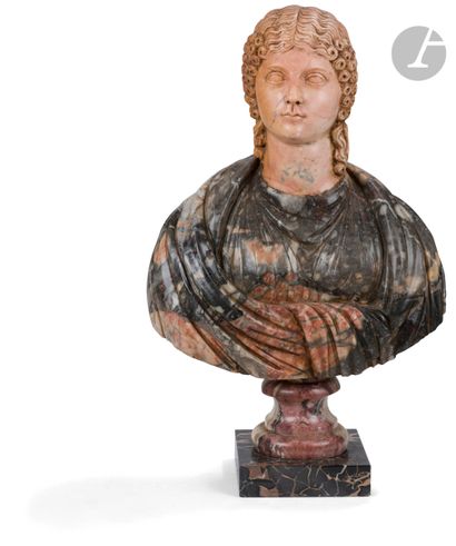 null Buste en marbre polychrome représentant une femme à l’antique ; (la tête d’époque...