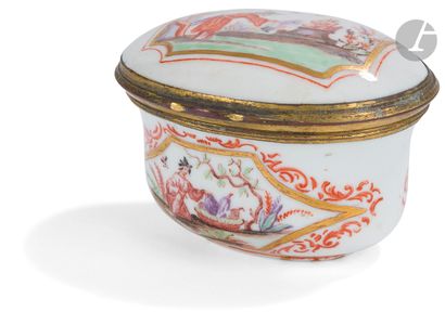 null Doccia
Tabatière ovale couverte en porcelaine à décor polychrome de Chinois...