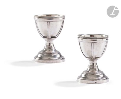 null PARIS 1776 - 1777
Pair of egg cups in plain silver, the base in gradation raised...