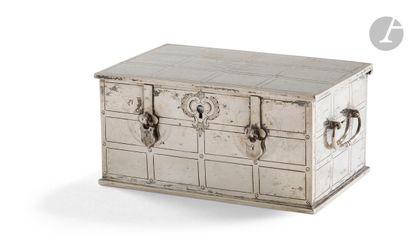 null IRELAND MID-19th CENTURY
Silver case in imitation of a travel trunk of rectangular...